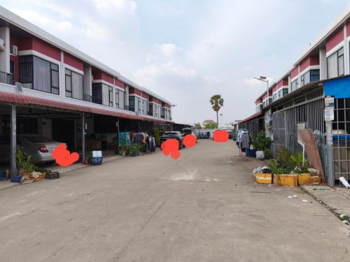 ផ្ទះសល់ចំហៀងលក់បន្ទាន់នៅម្តុំមុខបុរីរំចេកទួលពង្រ