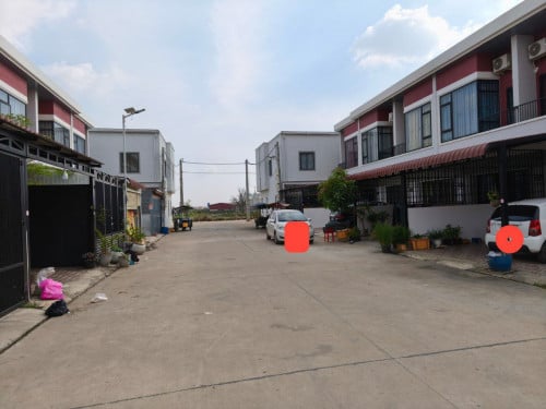 ផ្ទះសល់ចំហៀងលក់បន្ទាន់នៅម្តុំមុខបុរីរំចេកទួលពង្រ