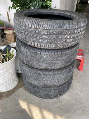លក់សំបកកង215/55 R17នៅក្រឡាជ្រៅនៅថស្អាតទាំងបួន