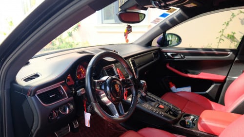 2018 Porsche Macan (8 buttons full options)