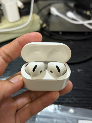 AirPod 4 97%👉 :  ស្នាម ប្រអប់ នឹង គ្រាប់ កាស + មានគ្រឿងមួយឈុត