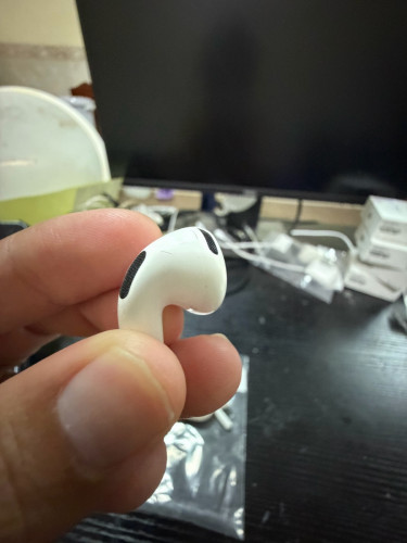 AirPod 4 97%👉 :  ស្នាម ប្រអប់ នឹង គ្រាប់ កាស + មានគ្រឿងមួយឈុត