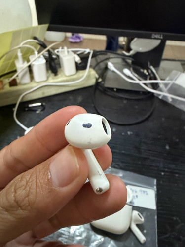 AirPod 4 97%👉 :  ស្នាម ប្រអប់ នឹង គ្រាប់ កាស + មានគ្រឿងមួយឈុត