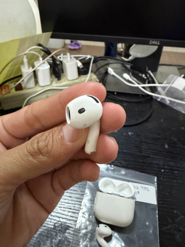 AirPod 4 97%👉 :  ស្នាម ប្រអប់ នឹង គ្រាប់ កាស + មានគ្រឿងមួយឈុត