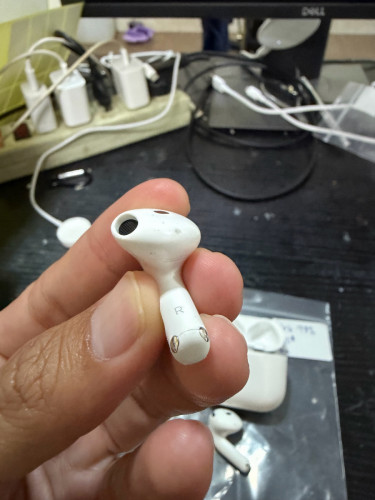 AirPod 4 97%👉 :  ស្នាម ប្រអប់ នឹង គ្រាប់ កាស + មានគ្រឿងមួយឈុត