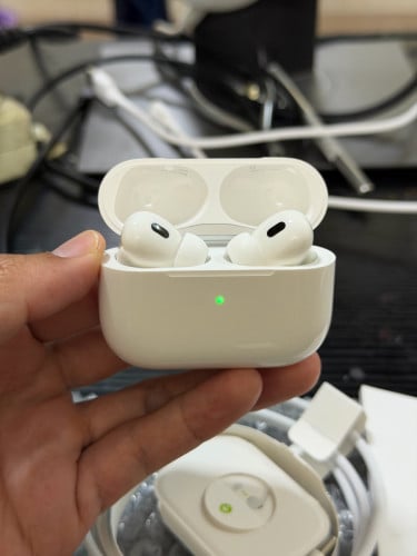 AirPod Pro 2 Type C 98% ស្នាម👉 : ស្នាម ប្រអប់ នឹង គ្រាប់ ខាង ស្ដាំ
