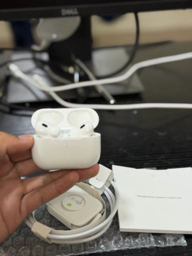 AirPod Pro 2 Type C 98% ស្នាម👉 : ស្នាម ប្រអប់ នឹង គ្រាប់ ខាង ស្ដាំ