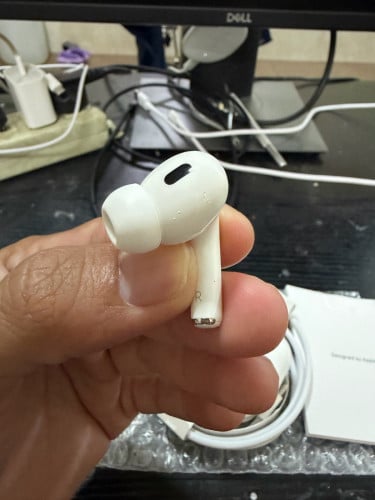 AirPod Pro 2 Type C 98% ស្នាម👉 : ស្នាម ប្រអប់ នឹង គ្រាប់ ខាង ស្ដាំ