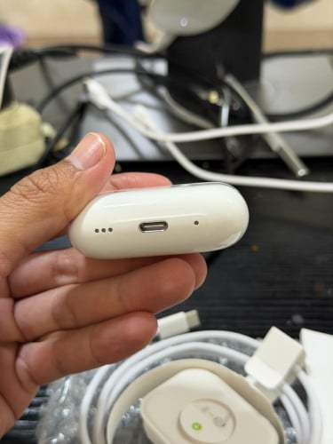 AirPod Pro 2 Type C 98% ស្នាម👉 : ស្នាម ប្រអប់ នឹង គ្រាប់ ខាង ស្ដាំ