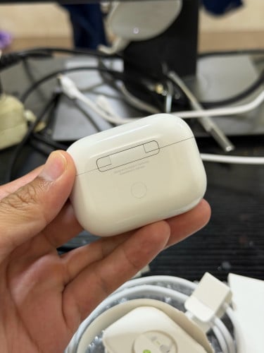 AirPod Pro 2 Type C 98% ស្នាម👉 : ស្នាម ប្រអប់ នឹង គ្រាប់ ខាង ស្ដាំ