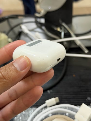 AirPod Pro 2 Type C 98% ស្នាម👉 : ស្នាម ប្រអប់ នឹង គ្រាប់ ខាង ស្ដាំ