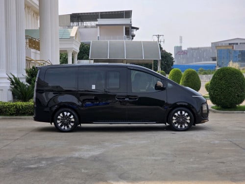 HYUNDAI STARIA 9seat Full optionប្រើបាន14500km