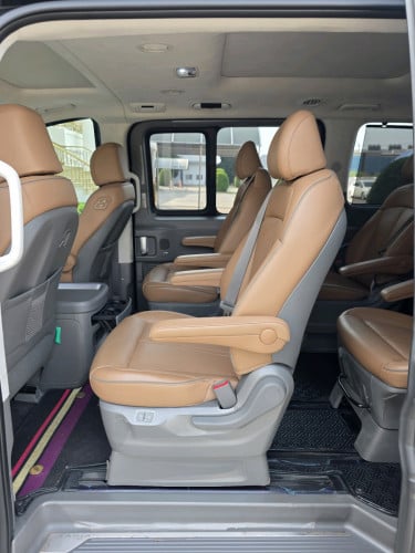 HYUNDAI STARIA 9seat Full optionប្រើបាន14500km