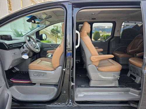 HYUNDAI STARIA 9seat Full optionប្រើបាន14500km