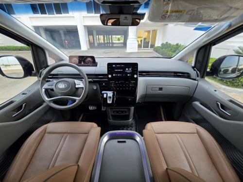 HYUNDAI STARIA 9seat Full optionប្រើបាន14500km