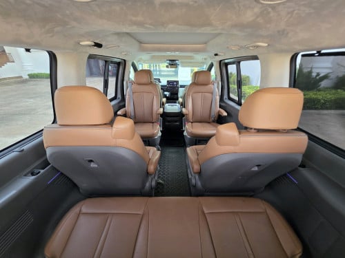 HYUNDAI STARIA 9seat Full optionប្រើបាន14500km
