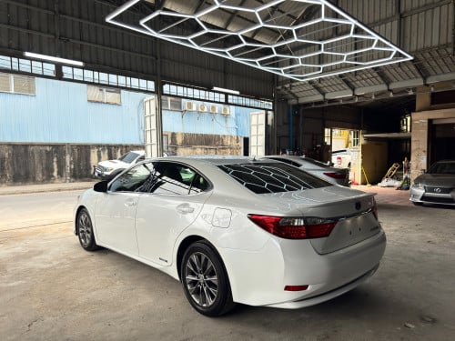 LEXUS ES300H Full Premium ឆ្នាំ 2013 ពណ៍ស ក្នុងលឿង