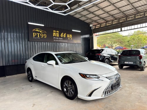 LEXUS ES300H Full Premium ឆ្នាំ 2013 ពណ៍ស ក្នុងលឿង