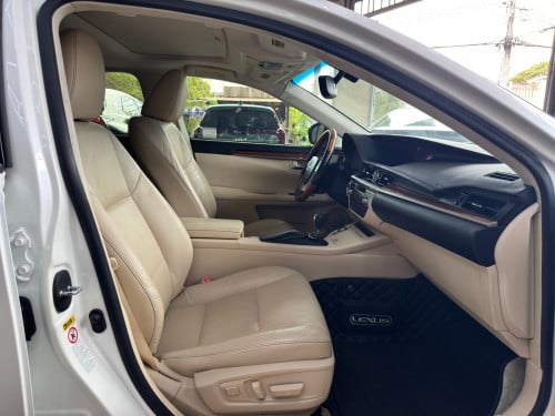 LEXUS ES300H Full Premium ឆ្នាំ 2013 ពណ៍ស ក្នុងលឿង