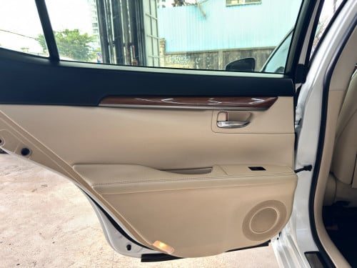 LEXUS ES300H Full Premium ឆ្នាំ 2013 ពណ៍ស ក្នុងលឿង