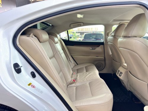 LEXUS ES300H Full Premium ឆ្នាំ 2013 ពណ៍ស ក្នុងលឿង