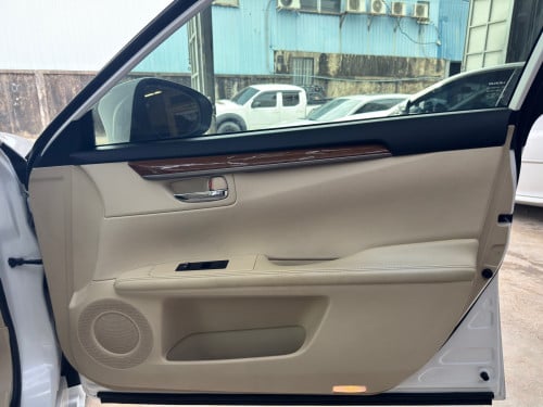 LEXUS ES300H Full Premium ឆ្នាំ 2013 ពណ៍ស ក្នុងលឿង