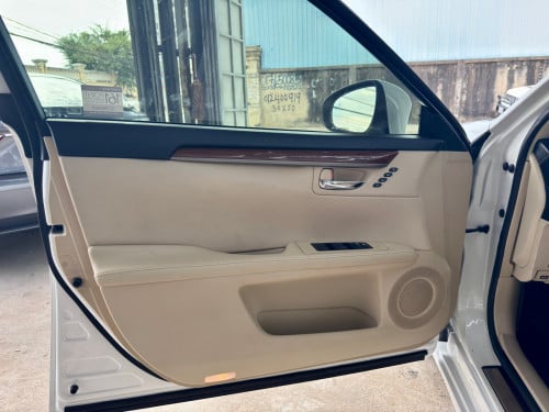 LEXUS ES300H Full Premium ឆ្នាំ 2013 ពណ៍ស ក្នុងលឿង