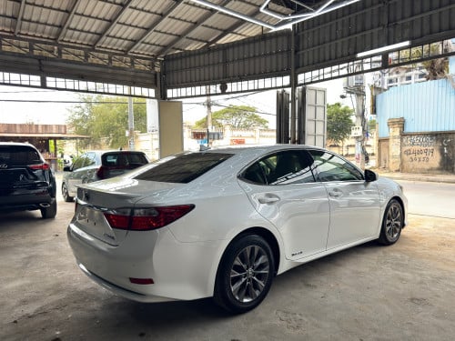 LEXUS ES300H Full Premium ឆ្នាំ 2013 ពណ៍ស ក្នុងលឿង