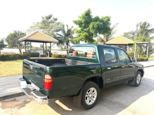 Toyota Hilux Tiger 2002 ម៉ាស៊ូត នៅសំនុំស៊ីន
