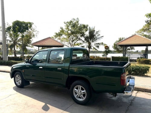 Toyota Hilux Tiger 2002 ម៉ាស៊ូត នៅសំនុំស៊ីន