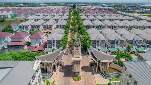 (លក់ ឬជួល) វីឡាភ្លោះ លេខពិសេស (បុរីប៉េងហ៊ួត ជិត  អ៊ីអ៊ន៣ និងប្រលានយន្តហោះថ្មី)