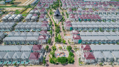 (លក់ ឬជួល) វីឡាភ្លោះ លេខពិសេស (បុរីប៉េងហ៊ួត ជិត  អ៊ីអ៊ន៣ និងប្រលានយន្តហោះថ្មី)