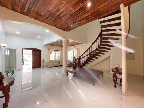 ផ្ទះវីឡាសម្រាប់ជួលនៅទួលគោក / Villa for Rent at Khan Toul Kork