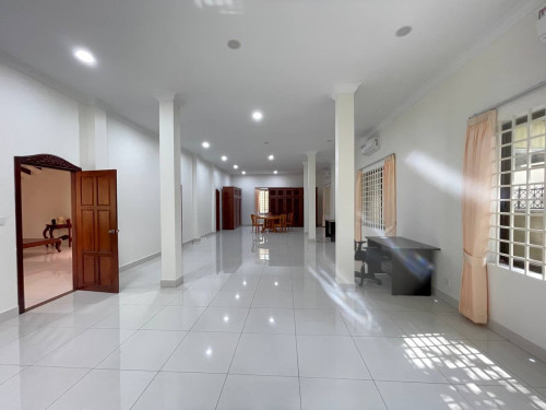 ផ្ទះវីឡាសម្រាប់ជួលនៅទួលគោក / Villa for Rent at Khan Toul Kork