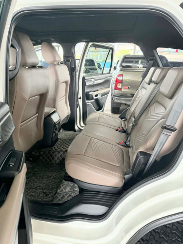 Ford Everest 2023Titanium full option ចូលតាមក្រុមហ៊ុនfordឆ្វេងសុីន
