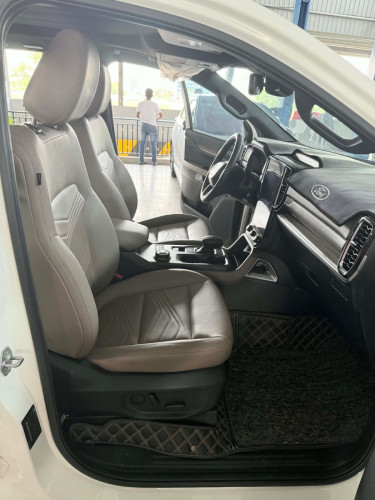 Ford Everest 2023Titanium full option ចូលតាមក្រុមហ៊ុនfordឆ្វេងសុីន