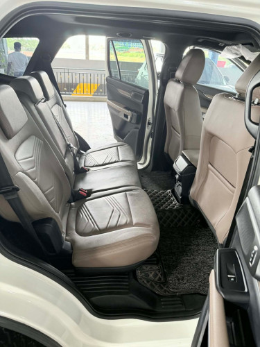 Ford Everest 2023Titanium full option ចូលតាមក្រុមហ៊ុនfordឆ្វេងសុីន