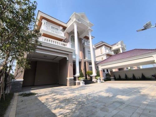 Queen Villa  for RENT 🏡! • Location: Borey Peng Huoth Meragarden50m AEon3 Mall