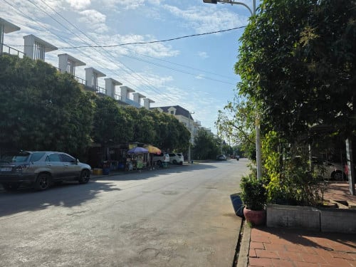 ផ្ទះលក់ផ្លូវធំ ដីមុខផ្ទះ 15ម៉ែត្រ (បុរី មហាសែនសុខ)