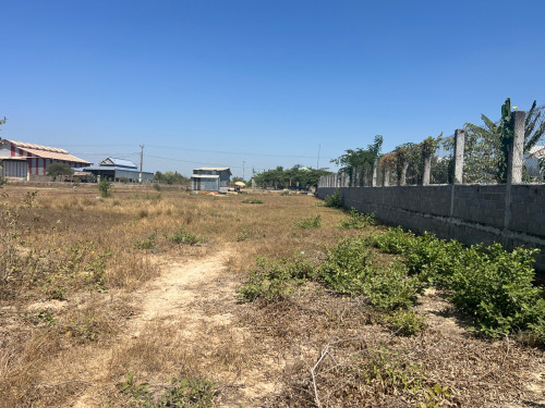 ដីលក់ 28$/m2 (2500m2)  ជិតតំប់ទេសចរណ៍ ជិតផ្លវជាតិចម្ងាយ 50m ពីផ្លូជាតិ