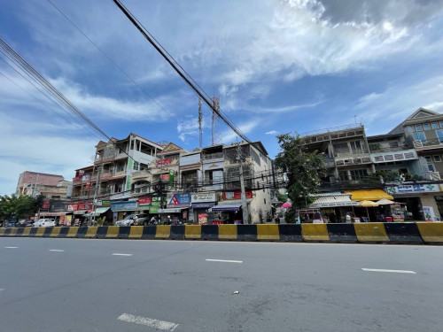 ផ្ទះកែងផ្លូវធំលក់បន្ទាន់- តម្លៃក្រោមទីផ្សារជិត50% លក់ចាក់អង្រែលើ ជិតស្ពានអាកាសច្បារអំពៅ