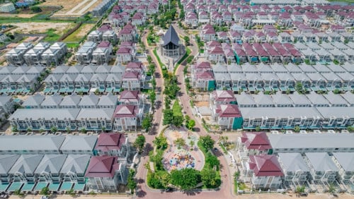 វីឡាភ្លោះលក់ ទីតាំងល្អពិសេសដើមផ្លូវ ក្បែរសួនធំ
