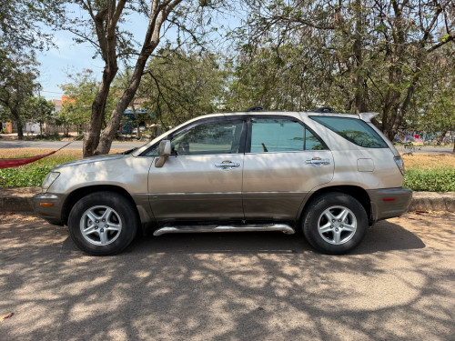 Lexus ឆ្នាំ2001 បុង2 (ហ្គាស់បិច)