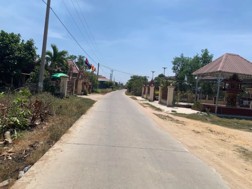 ដីលក់ជាប់ផ្សារនិងតំបន់ទេសចរណ៌ - Land For Sale