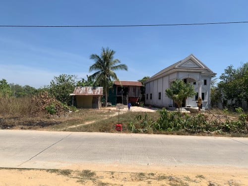 ដីលក់ជាប់ផ្សារនិងតំបន់ទេសចរណ៌ - Land For Sale