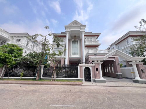 វីឡាឃ្វីនកែងសម្រាប់លក់