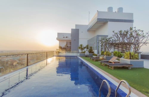 Modern 1-Bedroom Condo with Panoramic City Views