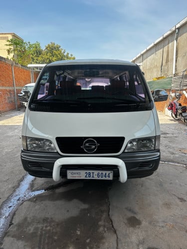 រថយន្ដសាំយ៉ុង  ឆ្នាំ 03 តម្លៃចរចា 13,500$ ssangyong istana