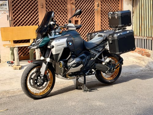 BMW GSA R1300 Full Options 719 2025  Used for nearly 3000Km Look still very new