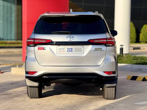 TOYOTA FORTUNER LEGENDER 2025